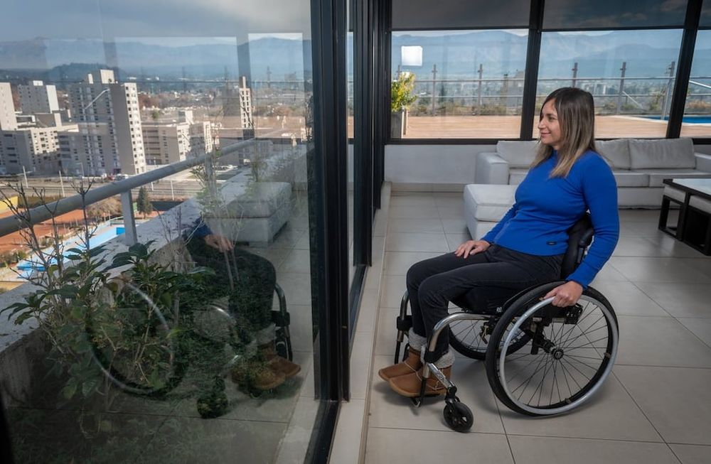 Natalia Acevedo a los 16 años tuvo un accidente de auto, sufrió aplastamiento de medula y quedó en silla de ruedas, ahora tiene 37 años es licenciada en sistemas y a través de sus redes sociales alienta a personas con discapacidad a seguir adelante.