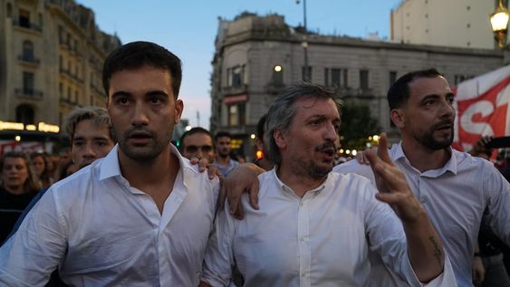 El diputado Máximo Kirchner salió del recinto y se sumó unos minutos a los  manifestantes afuera del Congreso. Juan Tesone / Clarín