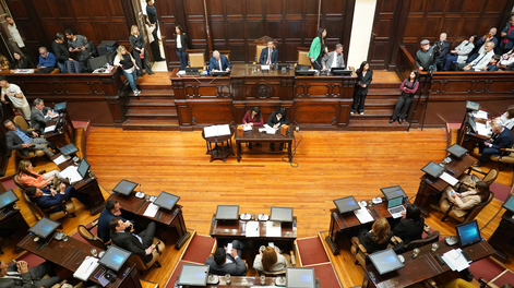 Radicales, peronistas y dirigentes de otros espacios aparecen en los registros de personal de ambas cámaras. Algunos terminaron sus mandatos este año.