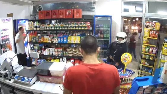 Video: entró a robar a un quiosco pero se disparó sin querer y murió