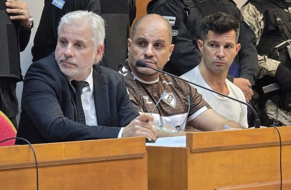 Leonardo Cositorto junto a Marcelo Batista, otro de los imputados, y su defensor, Guillermo Dragotto.Foto: NA