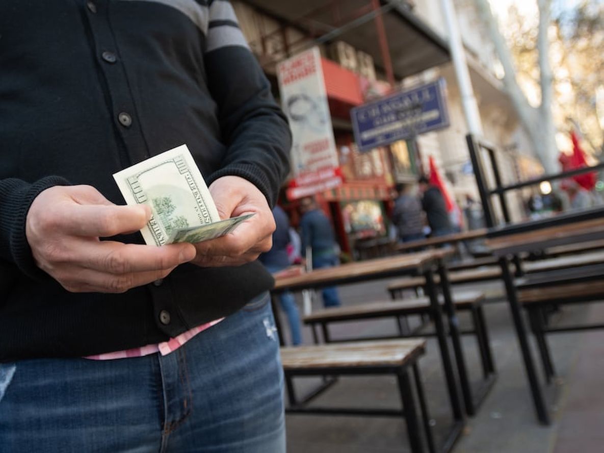 Dolar Blue, arbolitos venden dolares en la calle San Martin frente a la Galeria Tonsa. Foto: Ignacio Blanco / Los Andes