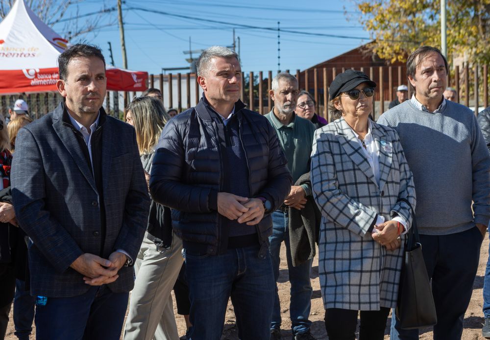 O chefe da DGE, Tadeo García Zalazar, e o prefeito de Godoy Cruz, Diego Costarelli, juntamente com Cristina Cavichia, e Enrique Sampedro, vice-presidente e presidente do Banco Alimentar.