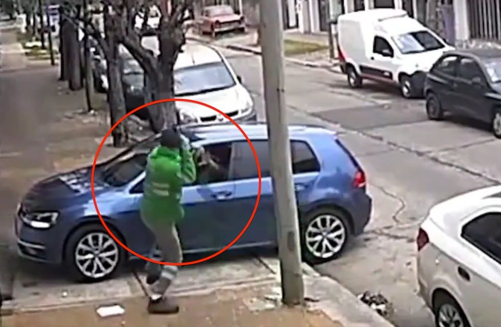 A los escobazos, un barrendero evitó el robo de un auto en provincia de Buenos Aires.