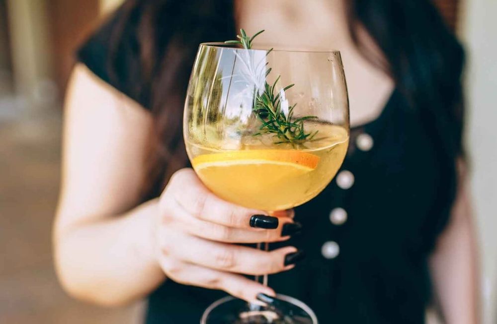 Cócteles para tomar vino blanco de otra forma en casa