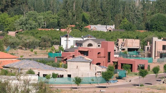 La superficie urbana del Gran Mendoza creció casi 90% entre 1988 y 2015, gran parte sobre territorio rural, y la tendencia se mantiene hasta la fecha. El desafío de mantener un ordenamiento territorial. / Foto : Claudio Gutierrez / Los Andes