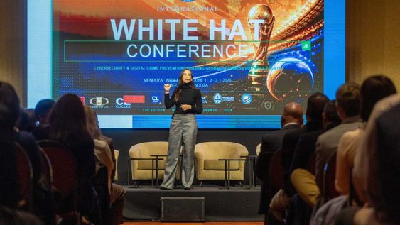 La ministra de Seguridad y Justicia, Mercedes Rus, encabezó la apertura de la White Hat Conference 2026 sobre ciberdelito.