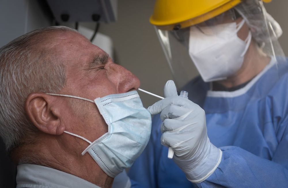 El Gobierno de Mendoza aclaró que una persona debe contar con dos o más síntomas compatibles con el coronavirus para recibir un hisopado. Foto; Ignacio Blanco / Los Andes