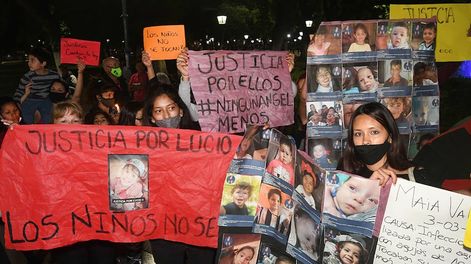 Los Andes | El viernes se realizó una protesta en la plaza Independencia para pedir justicia por Lucio y por los niños maltratados. Foto: José Gutiérrez / Los Andes