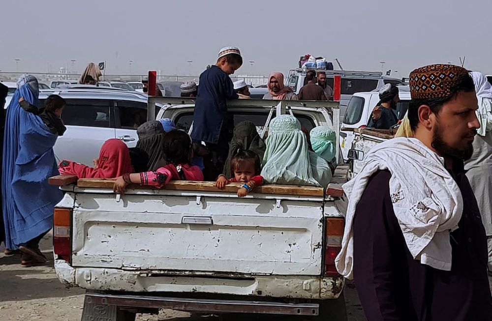 Varados en un cruce fronterizo entre Afganistán y Pakistán. (AP Photo/Jafar Khan)
