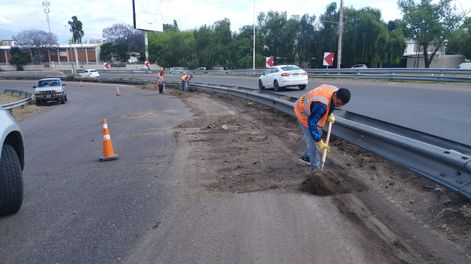 Dirección Provincial de Vialidad realiza trabajos en el intercambiador del Cóndor del Acceso Este.