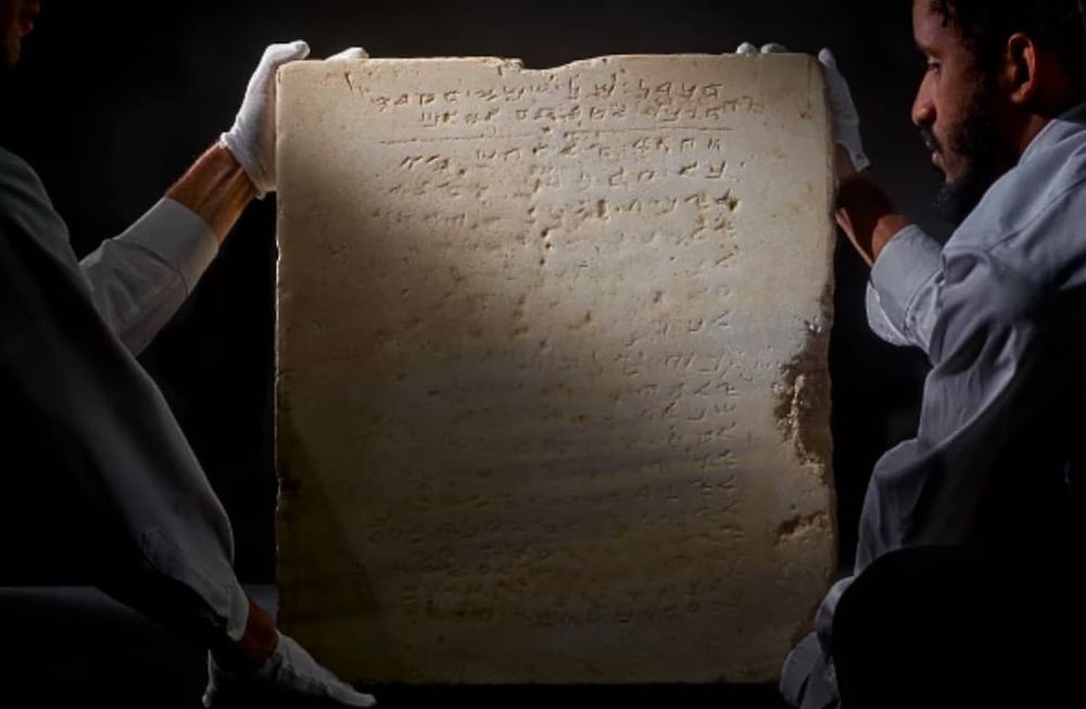 La placa de piedra con inscripciones más antigua de los Diez Mandamientos.