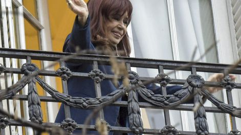 La ex presidenta Cristina Fernández de Kirchner, saluda a las distintas agrupaciones y a sus simpatizantes. Que realizan desde el miércoles una vigilia, en la calle. Frente al domicilio de la ex presidenta en el barrio de Constitución. 