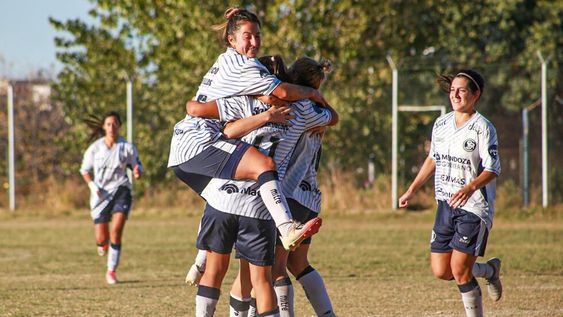 Goleada leprosa en la fecha 2 de la LMF: vencióa  Rivadavia por 6-0, con tantos marcados por Yesica Perazzoli, Damaris Prieto (2) y Daiana Merlo (2). /Gentileza Prensa CSIR