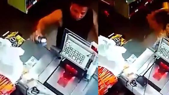En un video captado por cámaras de seguridad se puede ver cómo el cliente masculino comienza la gresca al arrojar el postnet hacia la cajera, golpeándola fuertemente en la cabeza. Foto: Captura video