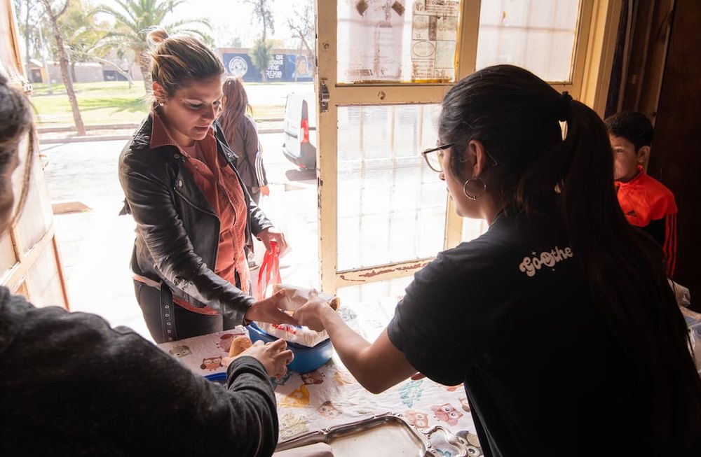 Comedor Santa FaustinaEl comedor en uno de los primeros en vincularse con el Banco de Alimentos hace 20 años, en la unión vecinal del barrio Covipa en Dorrego dan raciones de comida para 150 chicos Foto: Ignacio Blanco / Los Andes