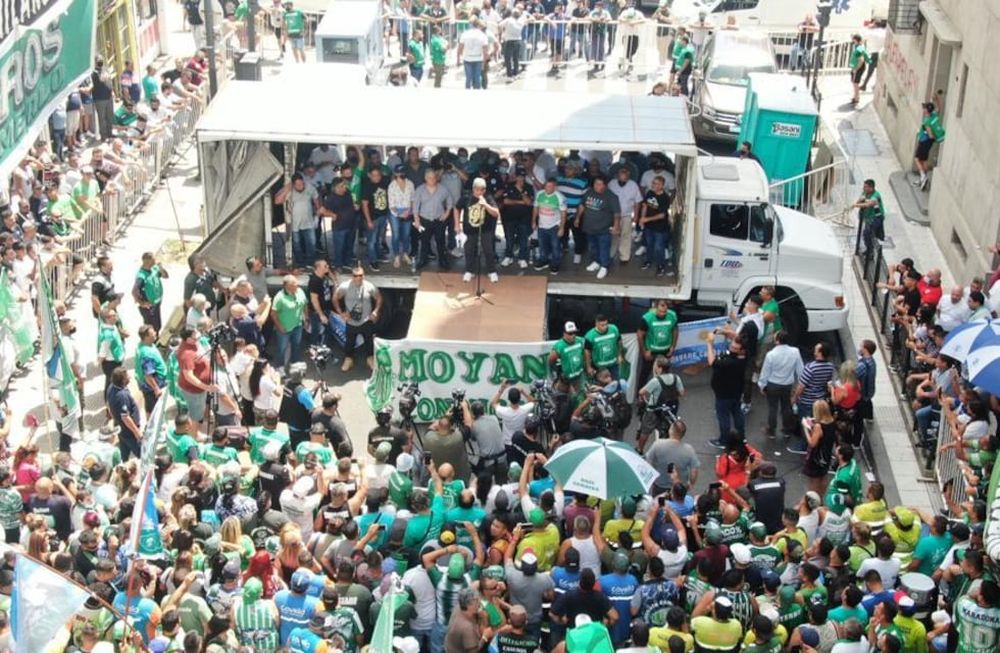 El gremio de Camioneros realizó una protesta, con Pablo Moyano a la cabeza, para reclamar cobertura de salud de las ART a los choferes con Covid.