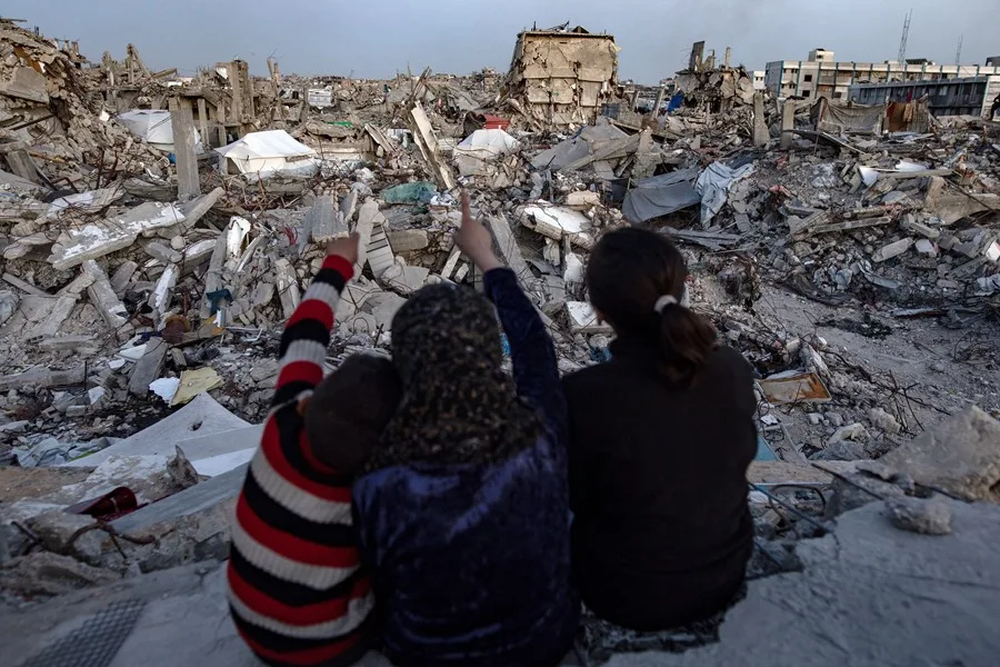 Dos niños palestinos observan los destrozos causados en el campo de refugiados de Yabalia, en el norte de Gaza, en una imagen de archivo  