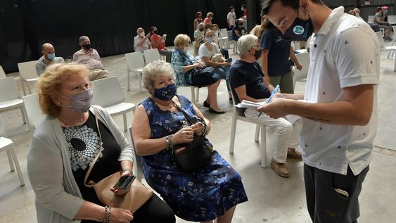 En el centro de vacunación de Capital, la gente espera su turno sentada adentro, pero afuera ayer hubo colas. Orlando Pelichotti / Los Andes.