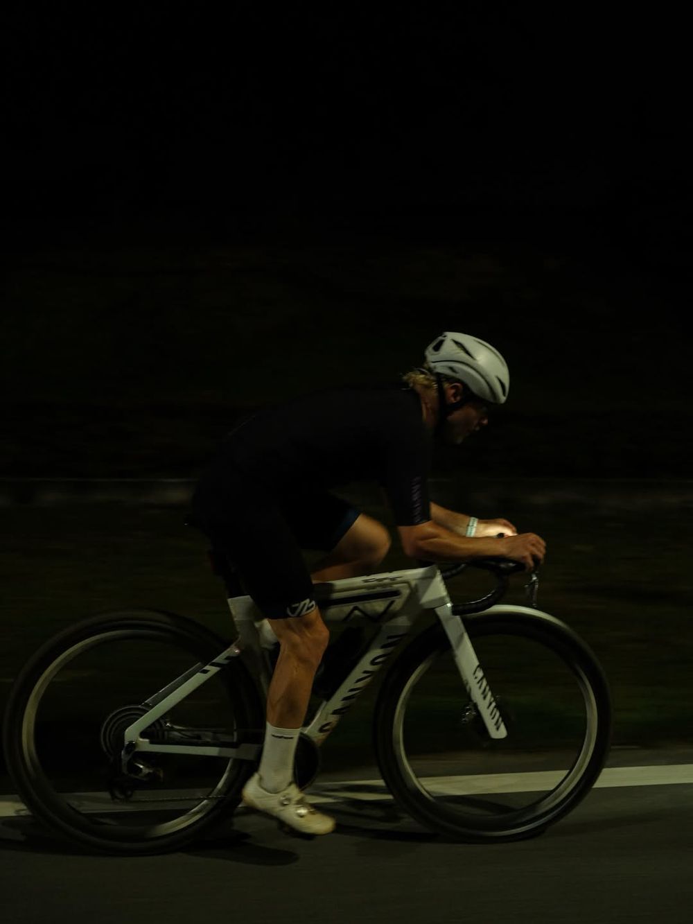 Valtteri Bottas pedaleó 420 kilómetros por rutas y plantaciones para llegar al Gran Premio de Singapur.