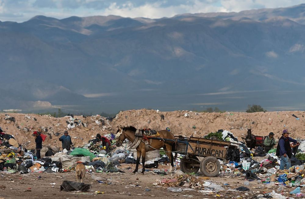 La cooperativa Manos a la Obra tenía como objetivo convertir a changarines del basural del departamento en recicladores pero hoy es objeto de una causa por presunto desvío de fondos públicos.