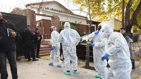 Los Andes | Policía Científica trabajando en la escena del crimen del prestamista Matías Miralles. | Foto: José Gutiérrez/ Los Andes