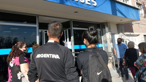 Ante el sorpresivo anuncio de un funcionario nacional, aclararon qué sucederá en Mendoza y cuáles son las alternativas disponibles, especialmente para los jóvenes. Foto: Orlando Pelichotti / Los Andes
