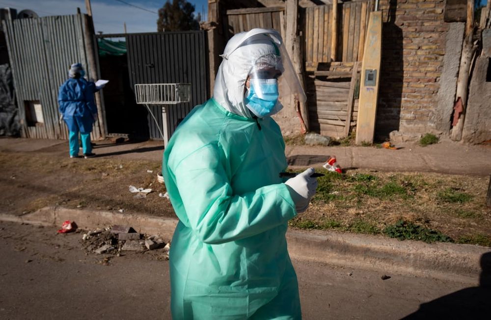 Mendoza 25 de julio de 2020 SociedadMegaoperativo sanitario en el barrio La Favorita para prevenir la propagación del virus Covid-19. Foto: Ignacio Blanco / Los Andes