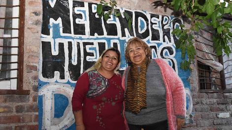 Los Andes | Natalia Atencio logró salir de una relacion violenta con su pareja gracias a su mama Maria Muñoz con quien hoy llevan adelante un comedor merendero donde asisten a familias en la misma circunstancia.foto: Mariana Villa / Los Andes