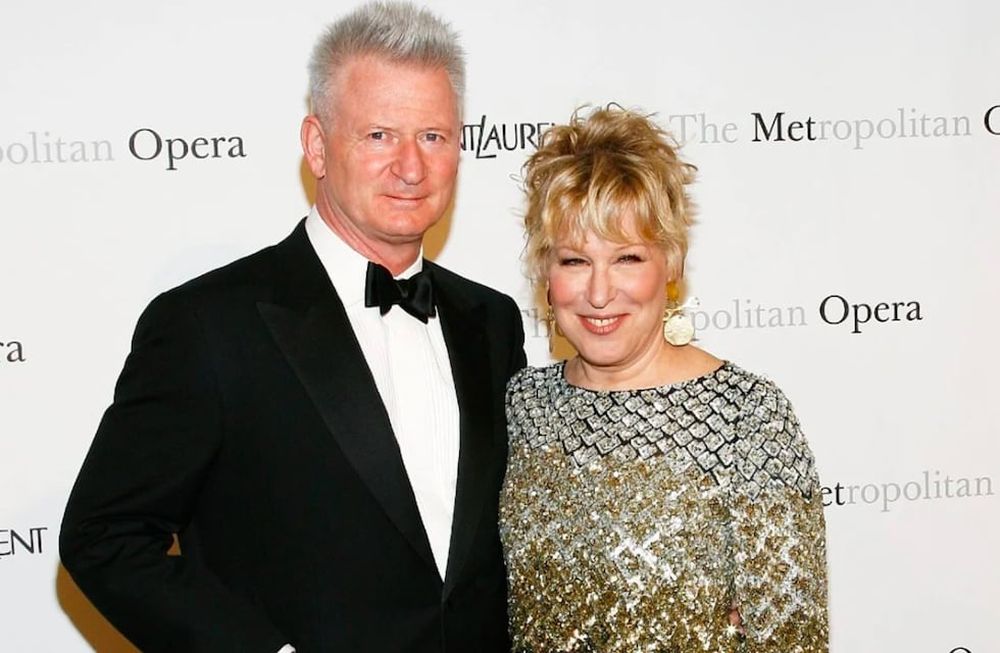 El argentino Martin Von Haselberg y la cantante y actriz Bette Midler llevan décadas casados y ahora decidieron vender su piso de Manhattan.