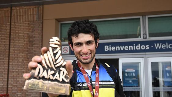 Llegó al aeropuerto de Mendoza Francisco Moreno, quien participó en el Rally Dakar en Arabia Saudita 2022 y obtuvo el segundo puesto en la general en la categoría cuatriciclo. Foto: José Gutiérrez / Los Andes