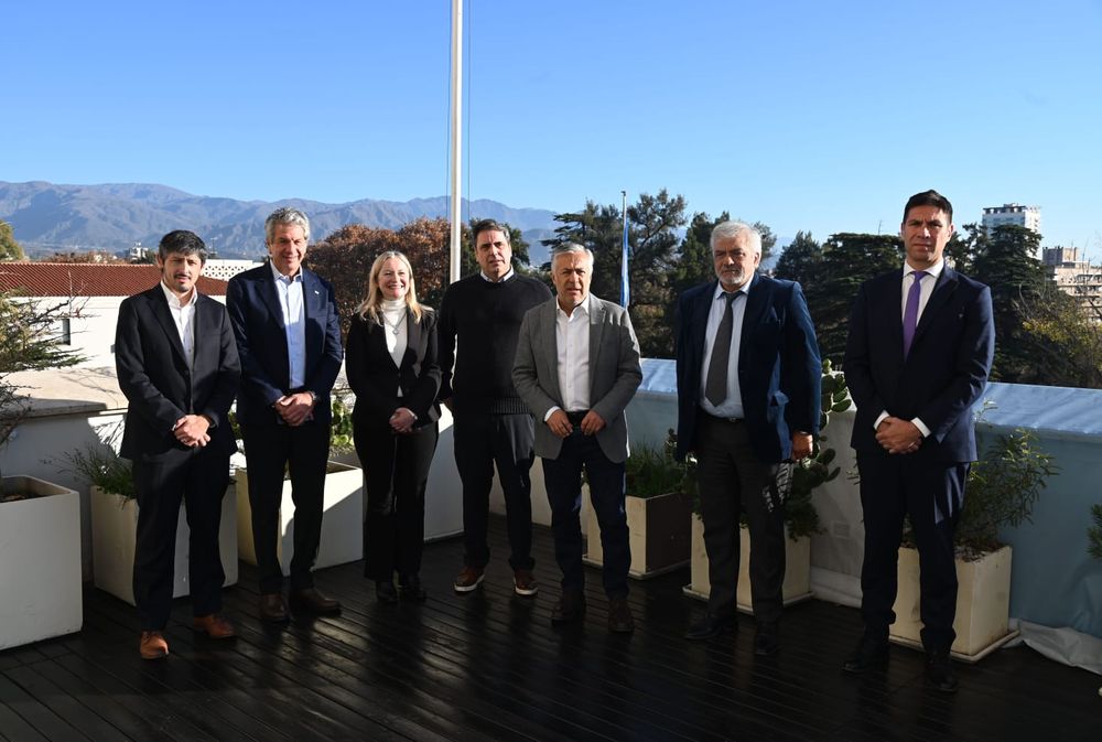 El gobernador Alfredo Cornejo, la vice Hebe Casado, el diputado nacional Facundo Correa Llano y varios delegados del Gobierno nacional, durante una visita a la Casa de Gobierno. 