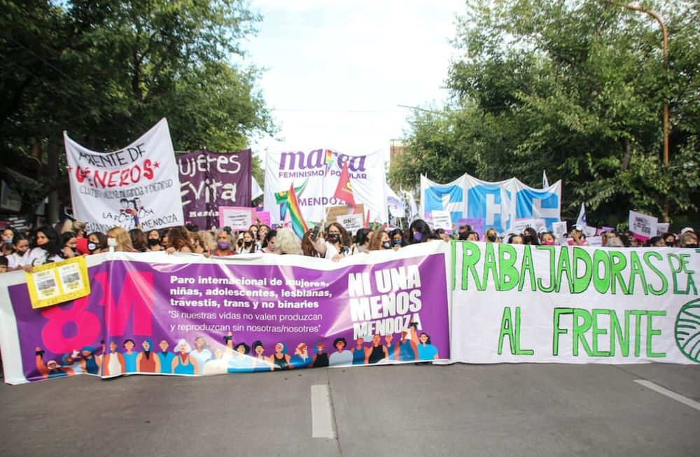 La multitudinaria movilización comenzó en el nudo vial de Zapata y Costanera, continuó la marcha hacia el centro mendocino y culminó en la plaza Independencia / Carina Staiti