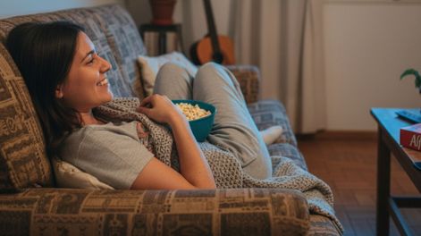 Qué significa preferir ver series o películas solo, según la psicología