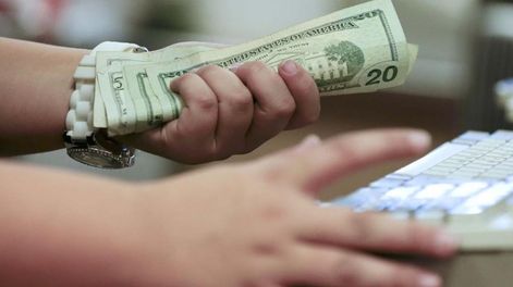 Los Andes | Los argentinos que tienen margen de ahorro y no pueden comprar divisas en los bancos por el cepo cambiario terminan en las agencias informales.