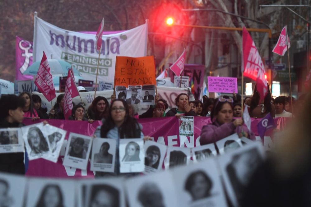 Una multitudinaria marcha por las calles de Mendoza recordó a las víctimas de femicidio y reclamó Justicia a 11 años del inicio del colectivo Ni Una Menos