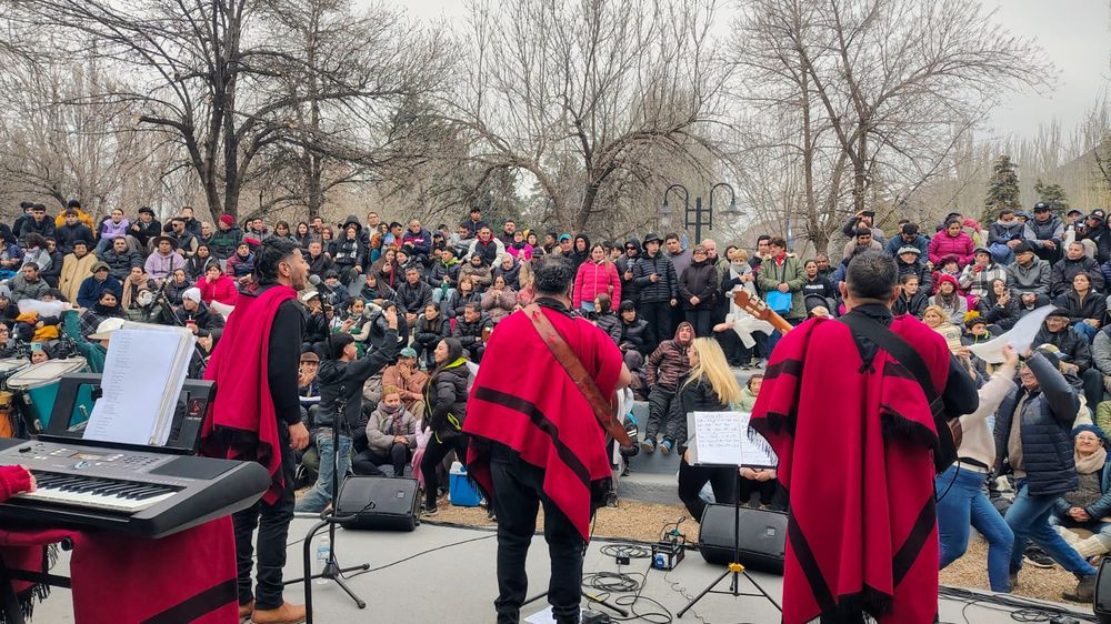 El grupo local Sin Fronteras se presentó en el mini anfiteatro del Manzano Histórico, en el marco del ciclo Música entre Montañas