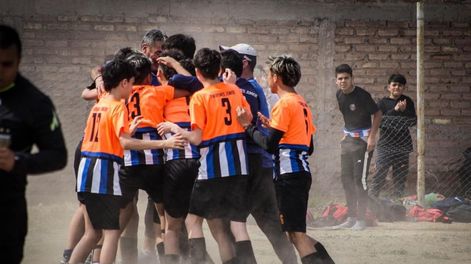Los Andes | Las Escuelas de Fútbol Infantil, un espacio de contención y fomento de valores. De la liga Futuros Cracks participan chicos de entre 4 y 16 años. / Gentileza liga Futuros Cracks.