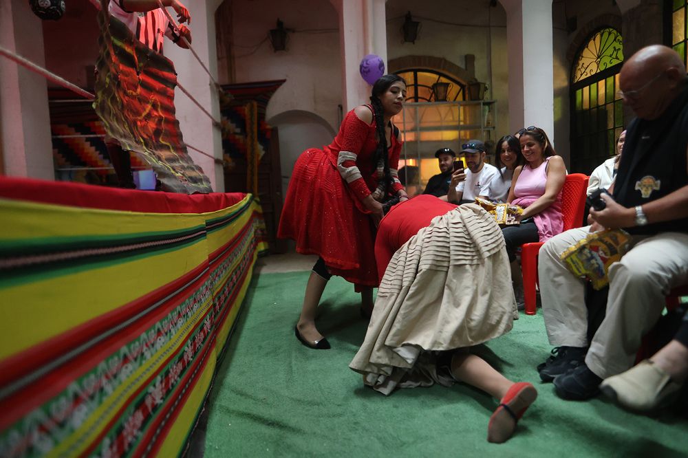 Las peleas de cholitas (mujeres de pollera) son un espectáculo cultural y deportivo muy conocido, mezcla de lucha libre, turismo y tradición aimara. Son combates inspirados en la lucha libre mexicana y el catch boliviano. Combinan acrobacias, humor, actuación y una narrativa donde muchas veces la cholita lucha contra 'el abusivo' o 'el villano'. 