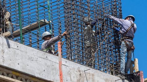 Los Andes | En Argentina, el sistema de contratación es restrictivo y las empresas evitan pagar las cargas laborales. Foto: Ignacio Blanco /  Los Andes