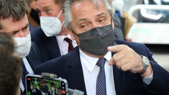 Alberto Fernández, en su última gira por España. En caso de no mejorar la situación sanitaria, analiza un modelo de cierres intermitentes como el de allá. (Clarín)