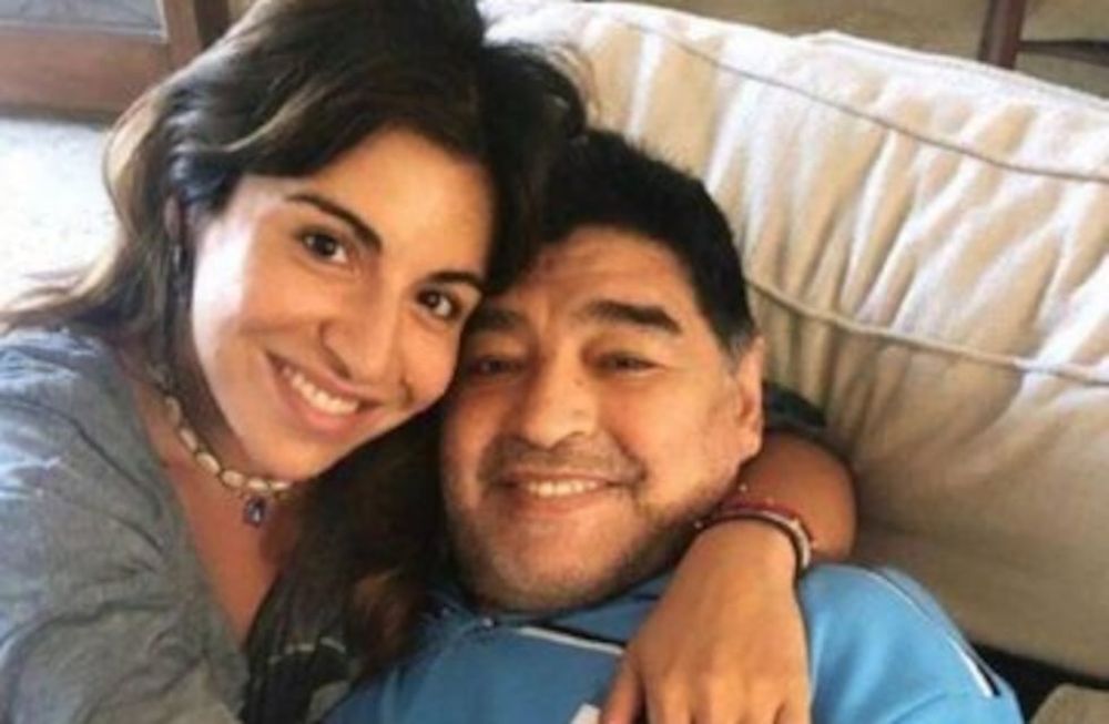 La hija del 10 sufrió un robo y perdió un recuerdo del Diego.