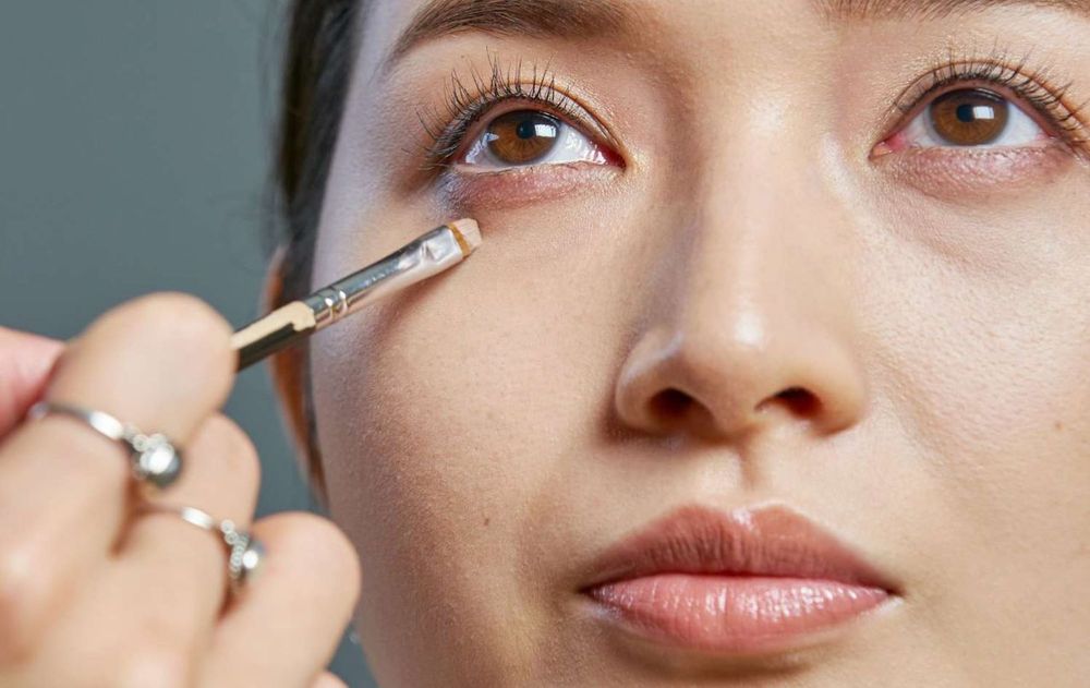 La clave no está en ocultar completamente el rostro bajo múltiples capas de producto.