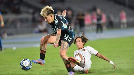 Selección argentina de fútbol enfrentando a Venezuela en el estadio Mario Kempes en el marco de un amistoso de preparación rumbo al Mundial 2023. / Gentileza: Javier Ferreyra.