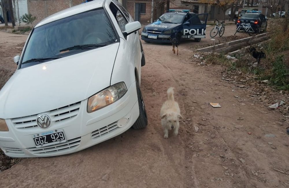 El conductor intentó darse a la fuga, pero perdió el dominio, derrapó y quedó atrapado en una acequia. Foto: Gentileza / Ministerio de Seguridad