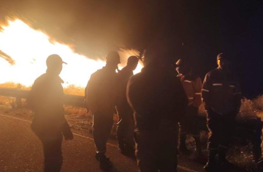 Bomberos Voluntarios de la localidad de El Trapiche reportaron que “el viento hizo que las llamas viajaran hasta cercanías del barrio El Alto”. Foto: San Luis Solidario