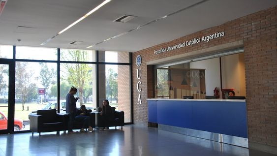 Ciclo académico 2021: la UCA prepara aulas híbridas para brindar clases virtuales y presenciales en simultáneo
