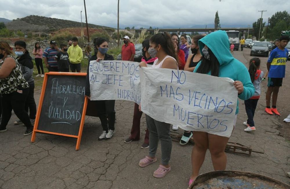 Tragedia en Potrerillos: enojados y dolidos, vecinos cortan la ruta en reclamo de puentes y obras. Foto: Ignacio Blanco / Los Andes.