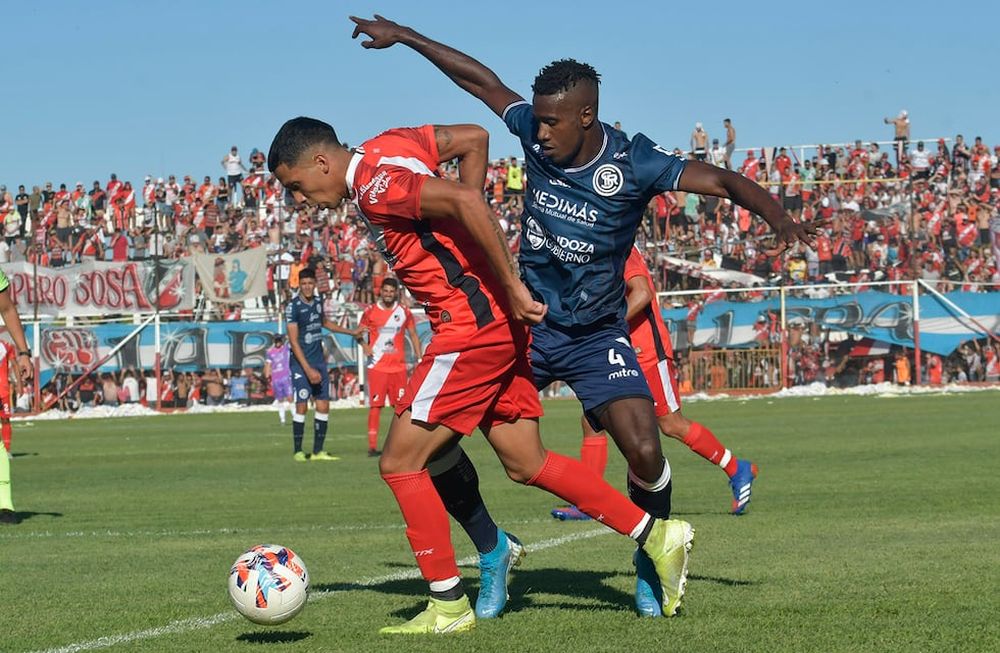 13 Febrero 2022 Mendoza Deportes FútbolEl Social y Deportivo Maipú enfrentó al Club Sportivo  Independiente Rivadavia en la Primera Nacional en el Omar Higinio Sperdutti con un empate 1 a 1 con goles de Franco Coronel para la visita, mientras que Santiago Moyano empató para el local.Foto: Orlando Pelichotti / Los Andes
