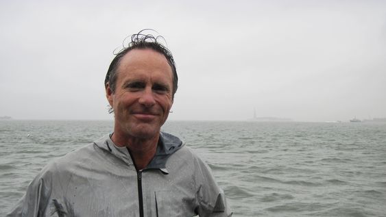 salio de sidney en 2011 para dar la vuelta al mundo corriendo, paso de chile a argentina y regreso 622 dias despues